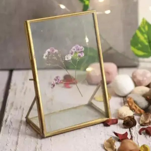 10 mẫu khung tranh để bàn trang trí được yêu thích nhất 2 khung tranh để bàn chất liệu kim loại hiện đại, tinh tế